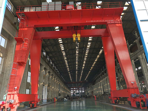 營口慶營石油化工設(shè)備有限公司200噸雙梁門式起重機